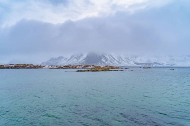 Lofoten Adaları, Nordland Bölgesi, Norveç, Avrupa. Beyaz karlı dağ tepeleri ve ağaçlar, kış mevsiminde doğa manzarası. Meşhur turistik cazibe