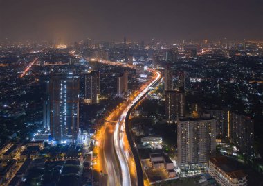 Sathorn Yolu 'nun havadan görünüşü, Bangkok şehir merkezi, Tayland. Finansal bölge ve Asya 'nın akıllı kentsel kentindeki iş merkezleri. Geceleri gökdelen ve yüksek binalar. Şehir arkaplanı.