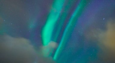 Norveç 'in Lofoten adalarındaki yeşil aurora kuzey ışıkları ve yıldızlarına yakın. Kış mevsiminde gece vakti kutup ışıklarıyla gökyüzü. Doğa manzarası arka planı.