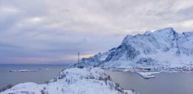 Lofoten adaları ve göl veya nehir, Nordland ilçesi, Norveç, Avrupa 'nın havadan görünüşü. Beyaz karlı dağ tepeleri ve ağaçlar, kış mevsiminde doğa manzarası. Meşhur turistik cazibe.