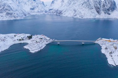 Lofoten adaları ve göl veya nehir, Nordland ilçesi, Norveç, Avrupa 'nın havadan görünüşü. Beyaz karlı dağ tepeleri ve ağaçlar, kış mevsiminde doğa manzarası. Meşhur turistik cazibe.