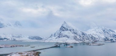 Nordland, Norveç, Avrupa 'daki Lofoten adalarındaki beyaz kar dağının hava manzarası. Tepeler ve ağaçlar, kış mevsiminde doğa. Üst Manzara. Desen dokusu arkaplanı.