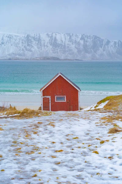 船舱或房子 挪威渔业村在Reine市 Lofoten岛 诺德兰县 雪山雪山雪山 冬季自然景观背景 — 图库照片