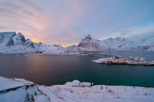 ライン市 ロフトテン島 ノルウェー ノルウェー ヨーロッパでノルウェーの漁村の空中ビュー 白い雪の山の丘 冬の季節に自然景観の背景 観光名所 — ストック写真