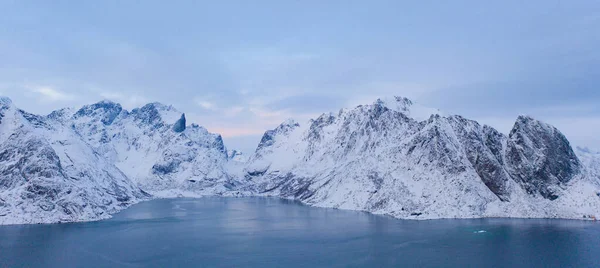 洛福顿岛和湖泊或河流的空中景观 挪威诺德兰县 白色的雪山小山小树 冬季的自然景观背景 著名的旅游胜地 — 图库照片