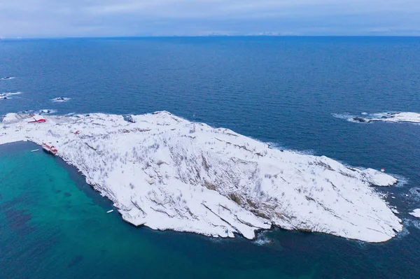 ロフテン島と湖や川の空中ビュー ノルウェー ノルウェー ヨーロッパ 白い雪の山の丘や木々 冬の季節に自然景観の背景 観光名所 — ストック写真