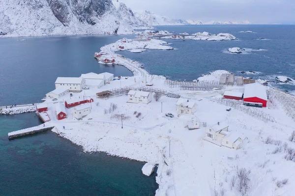 洛福顿岛和湖泊或河流的空中景观 挪威诺德兰县 白色的雪山小山小树 冬季的自然景观背景 著名的旅游胜地 — 图库照片