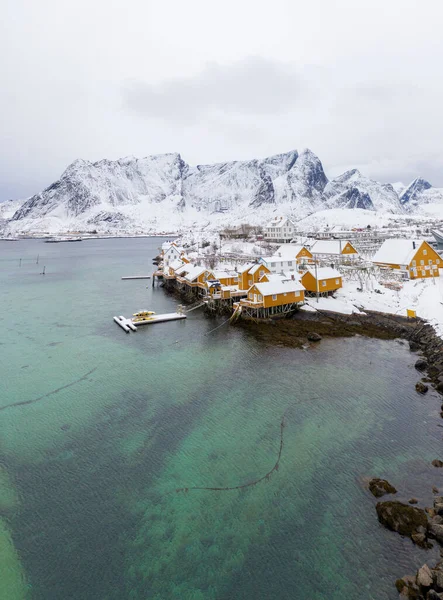 ライン市 ロフトテン島 ノルウェー ノルウェー ヨーロッパでノルウェーの漁村の空中ビュー 白い雪の山の丘 冬の季節に自然景観の背景 観光名所 — ストック写真