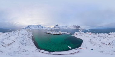 Nordland, Norveç ve Avrupa 'daki Lofoten Adaları' ndaki beyaz kar dağının 360 derecelik açısız manzarası. Tepeler ve ağaçlar, kış mevsiminde doğa..