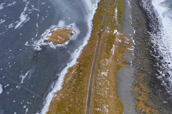 氷河の空中ビュー ノルトランド県 ノルウェー ヨーロッパのロフトテン島の氷の湖 白い雪の山の丘や木々 冬の季節に自然景観の背景 観光名所 — ストック写真