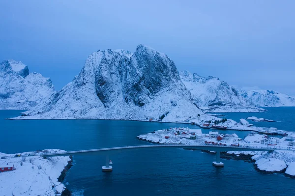 ライン市 ロフトテン島 ノルウェー ノルウェー ヨーロッパでノルウェーの漁村の空中ビュー 白い雪の山の丘 冬の季節に自然景観の背景 観光名所 — ストック写真