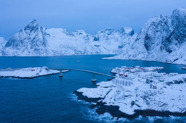 挪威诺得兰洛福登岛Reine市挪威渔村的空中景观 雪山雪山洁白 冬季自然景观背景 著名的旅游胜地 — 图库照片