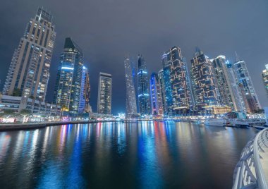 Dubai Marina ve Lake or River, Downtown Skyline, Birleşik Arap Emirlikleri veya BAE. Finansal bölge ve şehir merkezindeki iş alanı. Geceleri gökdelen ve yüksek binalar. Mimari.