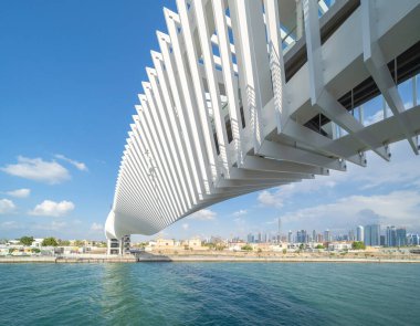 Çarpık Köprü. Göl veya nehir ile mimari yapısı, Dubai şehir merkezi silueti, Birleşik Arap Emirlikleri veya BAE. Finansal bölge ve şehir merkezindeki iş alanı mavi gökyüzü geçmişe sahip.