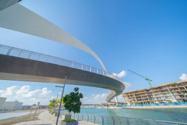 Hoşgörü köprüsü. Göl veya nehir ile mimari yapısı, Dubai şehir merkezi silueti, Birleşik Arap Emirlikleri veya BAE. Finansal bölge ve şehir merkezindeki iş alanı mavi gökyüzü geçmişe sahip.