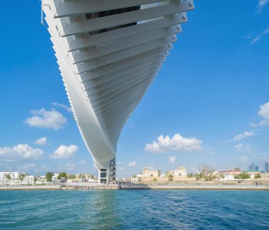 Çarpık Köprü. Göl veya nehir ile mimari yapısı, Dubai şehir merkezi silueti, Birleşik Arap Emirlikleri veya BAE. Finansal bölge ve şehir merkezindeki iş alanı mavi gökyüzü geçmişe sahip.