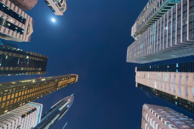 Yüksek binalara, gökdelenlere, finans bölgesindeki mimarilere bakıyorum. Şehir merkezi Dubai, BAE 'de iş ve teknoloji konsepti için akıllı şehir..