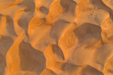 Dubai City, Birleşik Arap Emirlikleri veya BAE 'de kum tepecikli kırmızı çöl Safari manzarası. Gün batımında doğal manzara. Ünlü turist eğlencesi. Kum deseni. Üst görünüm.