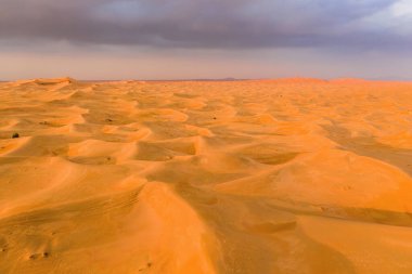 Dubai City, Birleşik Arap Emirlikleri veya BAE 'de kum tepecikli kırmızı çöl Safari manzarası. Gün batımında doğal manzara. Ünlü turist eğlencesi. Kum deseni. Üst görünüm.