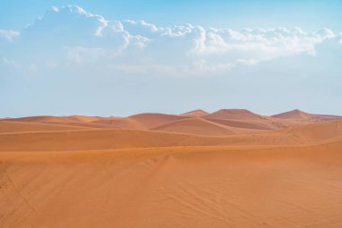 Dubai 'de kum tepecikli Kızıl Çöl Safarisi, Birleşik Arap Emirlikleri veya BAE. Gün batımında doğal manzara. Ünlü turist eğlencesi. Kumun mavi gökyüzü deseni.