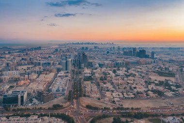 Dubai şehir merkezindeki Burj Halife 'nin gökyüzü ve karayolu, Birleşik Arap Emirlikleri veya BAE. Finansal bölge ve şehir merkezindeki iş alanı. Gün batımında gökdelen ve yüksek binalar.