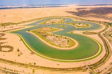 Aşk gölü ve kum çölünün havadan görünüşü Dubai 'deki Al Qudra, Birleşik Arap Emirlikleri veya BAE' deki Kalp şekilli göller. Sevgililer Günü için yeni bir turistik yer. Doğal manzara arka planı