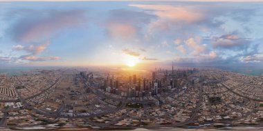360 panorama 180 derece açıyla Dubai şehir merkezinin siluet ve karayolu, Birleşik Arap Emirlikleri veya BAE 'nin havadan manzaralı manzarası. Şehir merkezindeki finans bölgesi. Gün batımında gökdelen binaları.