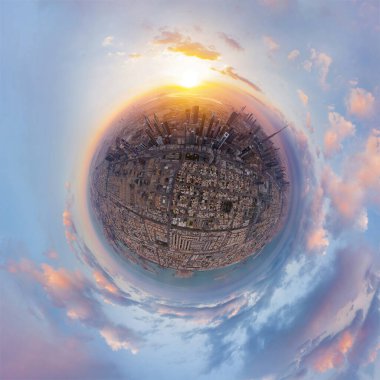 Küçük gezegen 360 derece küre. Dubai şehir merkezinin gökyüzü ve karayolu manzaralı, Birleşik Arap Emirlikleri veya BAE. Şehir merkezindeki finans bölgesi. Gün batımında gökdelen binaları.