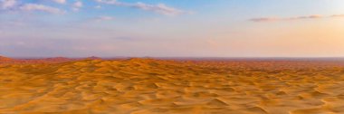 Dubai City, Birleşik Arap Emirlikleri veya BAE 'de kum tepecikli kırmızı çöl Safari manzarası. Gün batımında doğal manzara. Ünlü turist eğlencesi. Kum deseni. Üst görünüm.