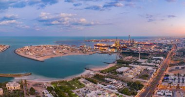 Şehir merkezindeki iş ve lojistik uluslararası malların ihracat ve ithalatındaki konteyner kargo gemisinin hava görüntüsü. Limana gemiyle Dubai Limanı, BAE