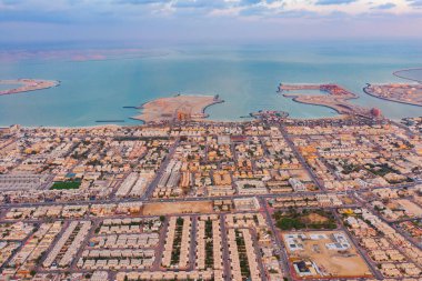 Dubai şehir merkezinin gökyüzü manzarası, Birleşik Arap Emirlikleri veya BAE. Finansal bölge ve şehir merkezindeki iş alanı. Gün batımında gökdelen ve yüksek binalar.