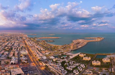 Dubai şehir merkezinin gökyüzü manzarası, Birleşik Arap Emirlikleri veya BAE. Finansal bölge ve şehir merkezindeki iş alanı. Gün batımında gökdelen ve yüksek binalar.