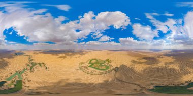 360 panorama 180 derece açılı, havadan görünen aşk gölü ve kum çölü manzaralı, Kalp şeklindeki göller Dubai 'de, Birleşik Arap Emirlikleri' nde veya BAE 'de. Yeni bir turizm beldesi.