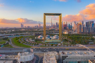 Dubai Frame, Downtown Skyline, Birleşik Arap Emirlikleri veya Uae 'nin hava görüntüsü. Finansal bölge ve şehir merkezindeki iş alanı. Gün batımında gökdelen ve yüksek binalar.