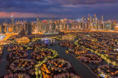 Jumeirah adasının havadan görünüşü, Dubai şehir merkezi Birleşik Arap Emirlikleri veya BAE 'nin silueti. Finansal bölge ve şehir merkezindeki iş alanı. Geceleri gökdelen ve yüksek binalar.