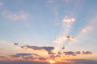 Gün batımı gökyüzü. Soyut doğa manzarası arka planı. Alacakaranlık vakti dramatik mavi ve turuncu renkli bulutlar.