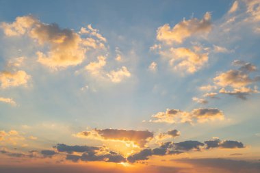 Gün batımı gökyüzü. Soyut doğa manzarası arka planı. Alacakaranlık vakti dramatik mavi ve turuncu renkli bulutlar.