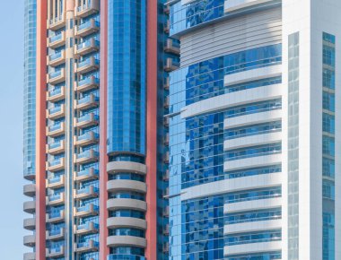Yüksek binalara, gökdelenlere, mavi gökyüzü olan finans bölgesindeki mimarilere bakıyorum. Şehir merkezi Dubai, BAE 'de iş ve teknoloji konsepti için akıllı şehir..