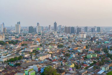 Tayland 'ın başkenti Bangkok' un gökyüzü manzarası. Finans sektörü ve şehir merkezindeki yerleşim bölgesi. Gün batımında gökdelen ve yüksek binalar.
