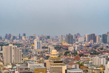 Tayland 'ın başkenti Bangkok' un gökyüzü manzarası. Finans sektörü ve şehir merkezindeki yerleşim bölgesi. Gün batımında gökdelen ve yüksek binalar.