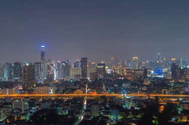 Tayland 'ın başkenti Bangkok' un gökyüzü manzarası. Finans sektörü ve şehir merkezindeki yerleşim bölgesi. Geceleri gökdelen ve yüksek binalar.