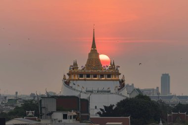 Golden Mountain pagoda, bir Budist tapınağı ya da Bangkok şehir merkezinde güneşli Wat Saket, gün batımı gökyüzü, Tayland. Tayland mimarisi arka planı.