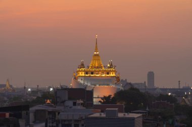 Golden Mountain pagoda, bir Budist tapınağı ya da Bangkok şehir merkezinde güneşli Wat Saket, gün batımı gökyüzü, Tayland. Tayland mimarisi arka planı.