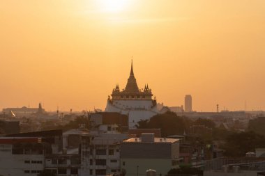 Golden Mountain pagoda, bir Budist tapınağı ya da Bangkok şehir merkezinde güneşli Wat Saket, gün batımı gökyüzü, Tayland. Tayland mimarisi arka planı.