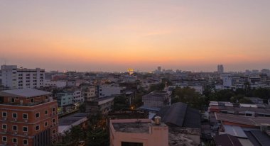 Golden Mountain pagoda, bir Budist tapınağı ya da Bangkok şehir merkezinde güneşli Wat Saket, gün batımı gökyüzü, Tayland. Tayland mimarisi arka planı.