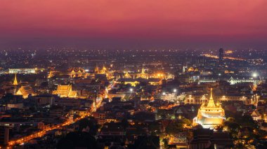 Golden Mountain pagoda, bir Budist tapınağı ya da Rattanakosin Adası 'ndaki Wat Saket, Bangkok, şehir merkezi, gece, Tayland. Tayland mimarisi arka planı.