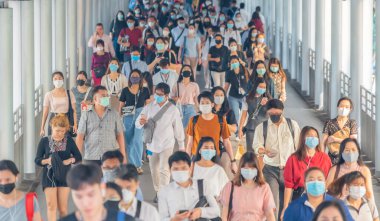 Bangkok City, Tayland: 03 / 12 / 2020: Kimliği belirsiz insanlar, Coronavirus hastalığı veya covid-19 ve toplu taşıma araçlarında hava kirliliği nedeniyle sağlık maskesi takan Tayland kalabalığı. İş çıkışı.
