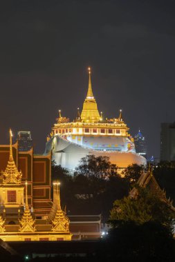 Golden Mountain pagoda, bir Budist tapınağı ya da geceleri Wat Saket Bangkok 'ta şehir merkezi, Tayland. Tayland geleneksel mimari manzarası.