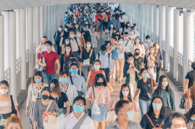 Bangkok City, Tayland: 03 / 12 / 2020: Kimliği belirsiz insanlar, Coronavirus hastalığı veya covid-19 ve toplu taşıma araçlarında hava kirliliği nedeniyle sağlık maskesi takan Tayland kalabalığı. İş çıkışı.