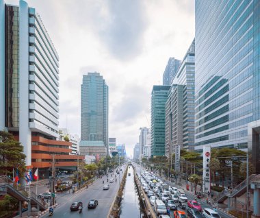 Sathorn kavşağı ya da araba trafiğiyle kavşak, Bangkok şehir merkezi silüeti, Tayland. Finansal bölge ve iş alanı. Akıllıca bir şehir. Gün batımında gökdelen ve binalar.